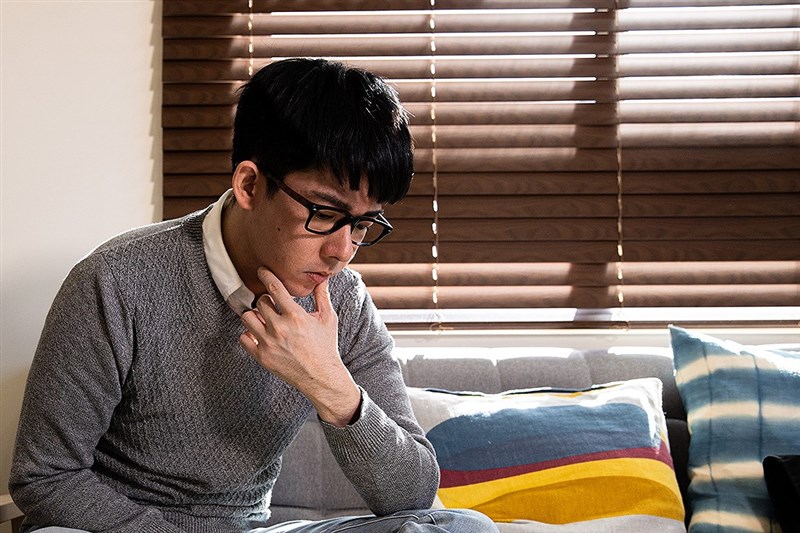 「ユーチューバーとはどんな職業なのか」との問いに対して考え込む阿滴さん（鄭清元撮影）