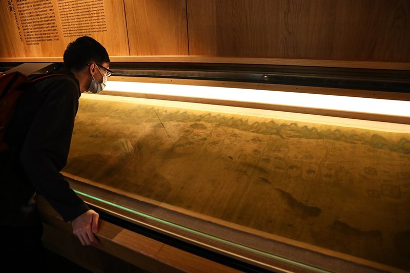 「康熙台湾輿図」は横が523センチに上るだけでなく、縦幅も64センチあり、どのようにして見ていくかというもの面白さの一つだ(王騰毅撮影)