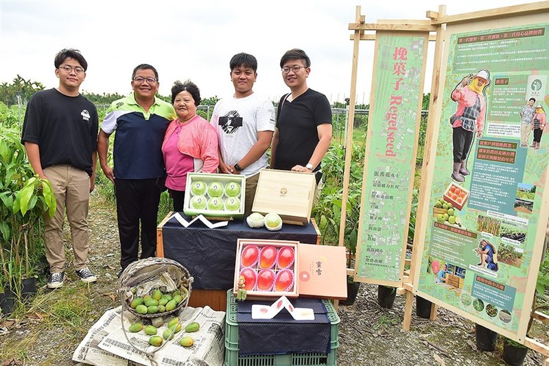(左から)三男の潘俊廷さん、父親の潘連進さん、祖母の潘張秀花さん、次男の潘上至さん、長男の潘彦升さん(台湾好基金会提供)