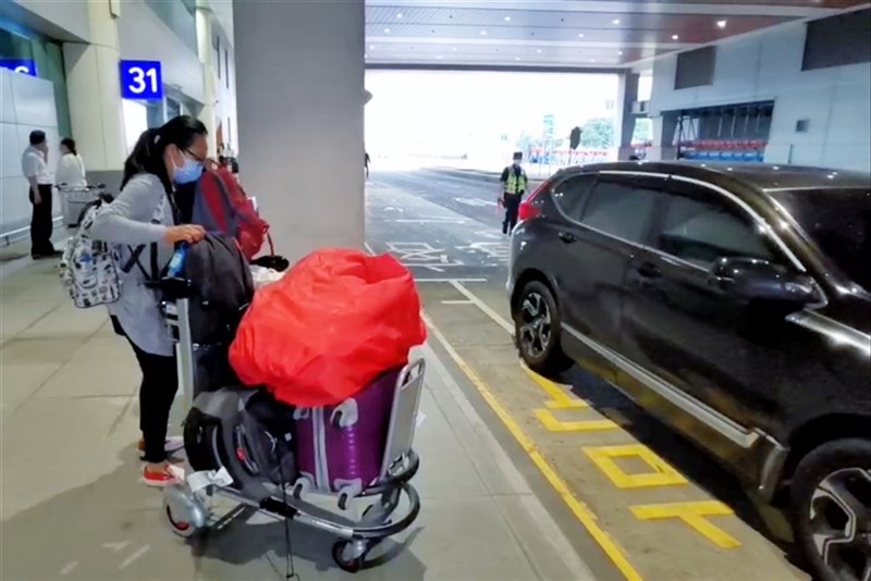 出迎えの車を待つ入国者=桃園国際空港で6月15日、中央社記者呉睿騏撮影