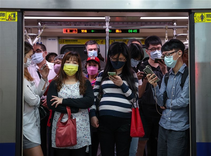 マスク着用でMRTに乗車する人々(台北MRT民権西路駅で6月13日、中央社記者趙世勲撮影)