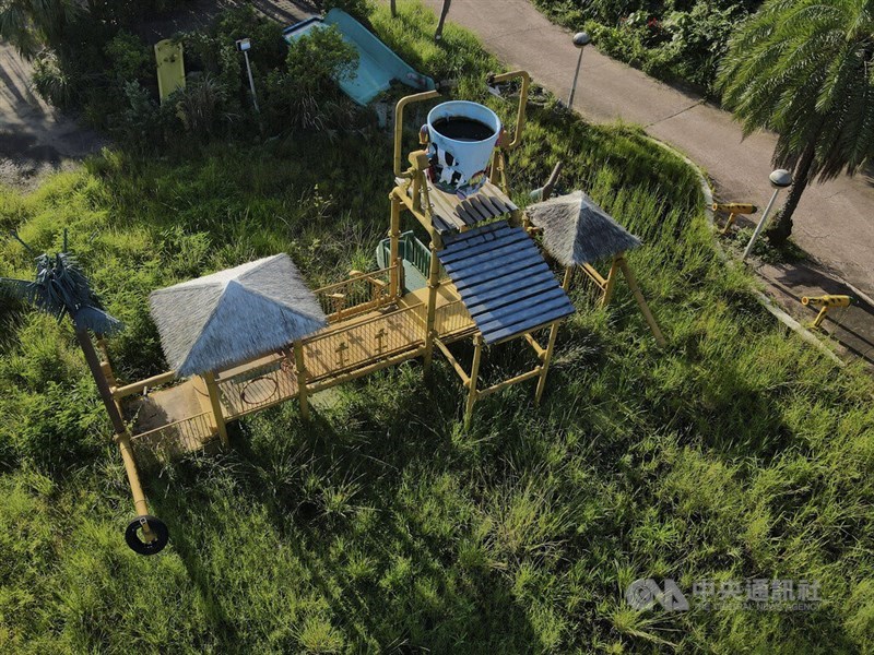 親子向けの遊具「カリビアンファン」は、プール部分が雑草で覆い尽くされている（中央社記者徐肇昌撮影、2022年6月26日）