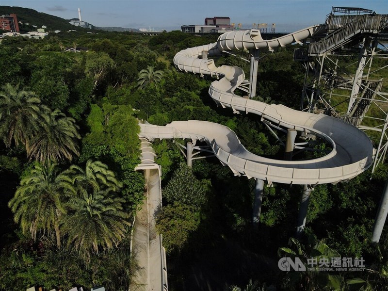 ウォータースライダー「UFO エクスペディション」も植物に覆われている（中央社記者徐肇昌撮影、2022年6月26日）
