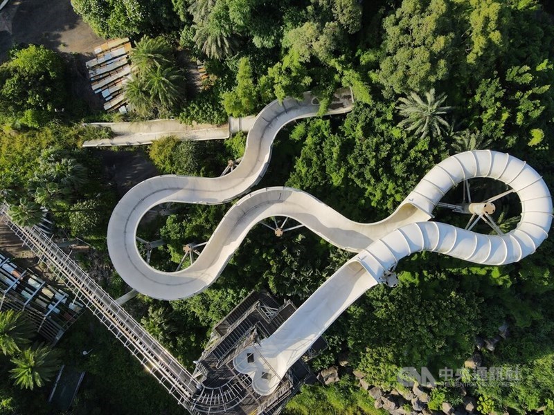 ウォータースライダー「UFO エクスペディション」も植物に覆われている（中央社記者徐肇昌撮影、2022年6月26日）