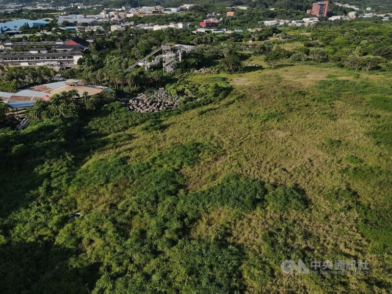 火災現場の施設はすでに取り壊され、現在は雑草が生い茂る（中央社記者徐肇昌撮影、2022年6月26日）
