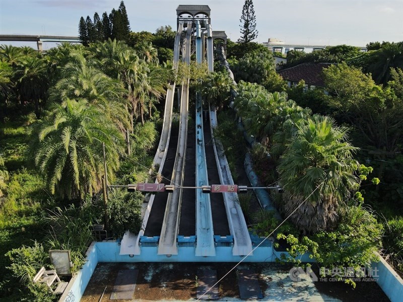 ウォータースライダー「バミューダトライアングル」は落書きがされ、周囲の植物がスライダー部分まで伸びている（中央社記者徐肇昌撮影、2022年6月26日）