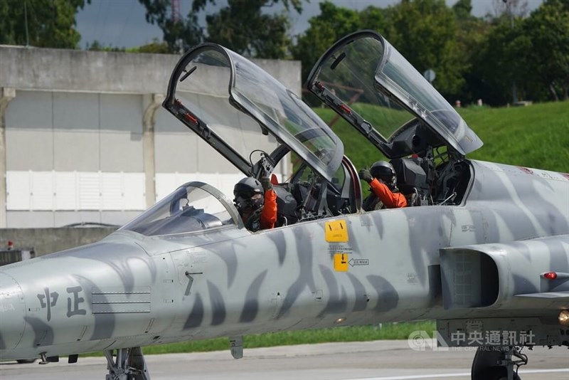 報道陣に対して親指を立てるF5戦闘機の乗組員。(中央社記者徐肇昌撮影、2022年7月6日)