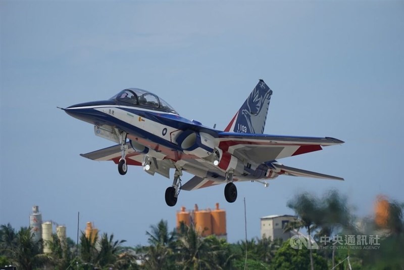 高等訓練機「勇鷹」は台湾の企業、漢翔航空工業が独自に開発、製造した。台湾が掲げる「自主国防」への決心を改めて示した。(中央社記者徐肇昌撮影、2022年7月6日)