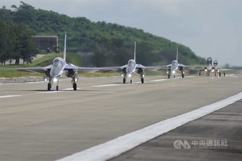 滑走路を走るF5戦闘機(手前3機)と高等訓練機「勇鷹」(後ろ2機)。(中央社記者徐肇昌撮影、2022年7月6日)