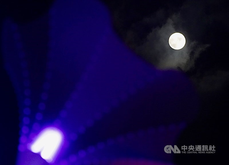 高雄港の台湾初となる旋回橋「大港橋」の上に浮かぶスーパームーン＝中央社記者董俊志撮影、2022年7月13日