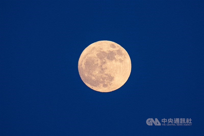 出始めの月はまだ完全な満月ではなかったが、肉眼ではほぼ満月に見えた＝中央社記者鄭清元撮影、2022年7月13日