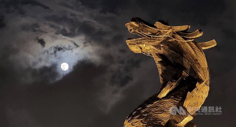 南部・高雄では夜、雲に覆われ一時は雨もぱらついたが、まぶしい月明かりが降り注いだ＝中央社記者董俊志撮影、2022年7月13日