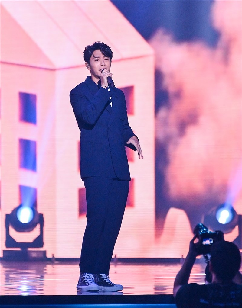 華語男性歌手賞のノミネートアルバムの楽曲をメドレーで歌うウェイ・リーアン(韋礼安)=台湾テレビ提供