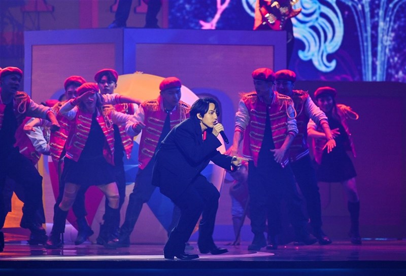 子供も楽しめるステージを披露するヨガ・リン(林宥嘉、中央)=台湾テレビ提供