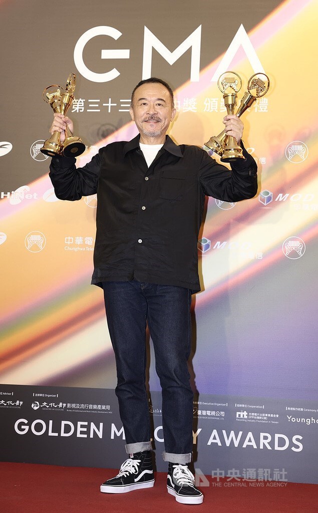 4つのトロフィーを手に喜ぶアユゴ(黄連煜)=中央社記者趙世勳撮影、2022年7月2日