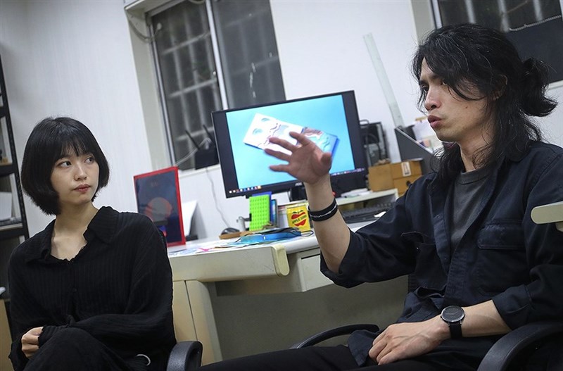 インタビューを受ける于さん(左)と李さん(裴禛撮影)