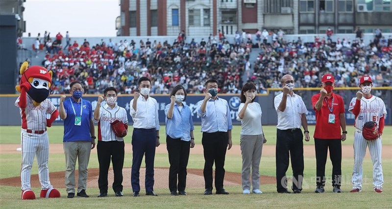 オープニングセレモニーに臨む蔡英文総統（右から6人目）、台湾プロ野球の蔡其昌コミッショナー（同5人目）、林智堅前新竹市長（同7人目）＝7月22日
