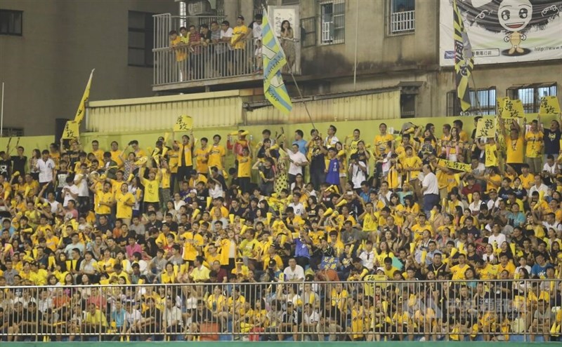 スタンドを埋める中信ブラザーズファン。チームはこの日、後期優勝を決めた＝2015年10月7日