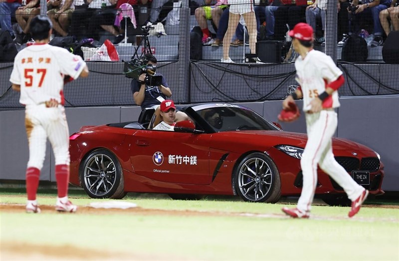 リリーフカーで入場し、マウンドに向かうドラゴンズの投手
