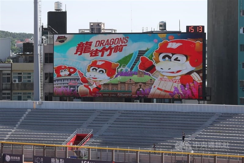 照明塔を場外に移した上、幅24メートル、高さ10メートルの映像装置を新設