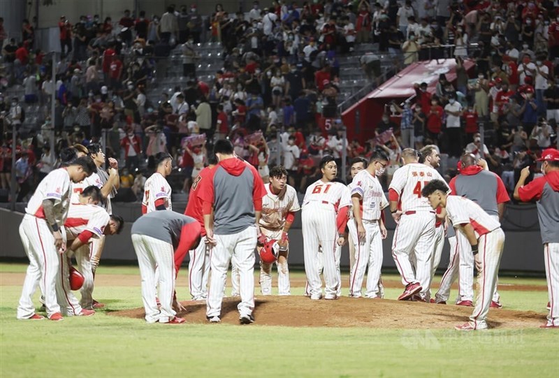 円陣を組んでファンにお辞儀をするドラゴンズの選手たち。この日は富邦ガーディアンズに0－1で惜敗した