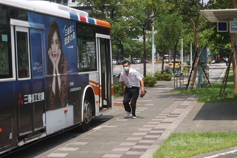 バスの運転手も車道脇にバスを停車させ、避難した＝台北市信義区、2022年7月25日撮影