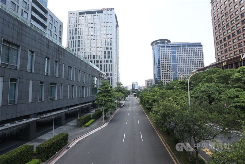 無人になった繁華街の信義エリア＝台北市信義区、2022年7月25日撮影