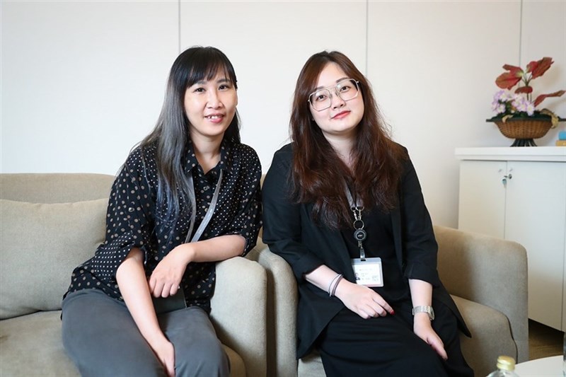 台南市美術館展覧企画部の陳菡暘さん(左)と広報担当の呉岱芳さん(右)(撮影:王騰毅)