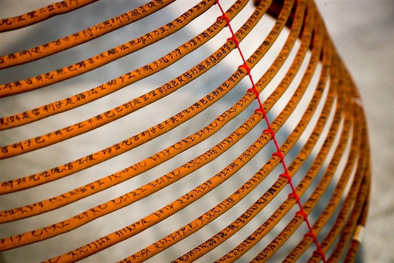 展覧会の出口につるされている台湾の芸術家、蔡佳葳さんの作品 「香環咒」