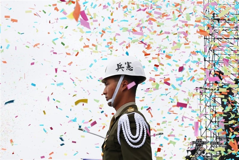 式典会場には色とりどりの紙吹雪が舞い、祝賀ムードが漂った＝中央社記者趙世勳撮影、2022年10月10日