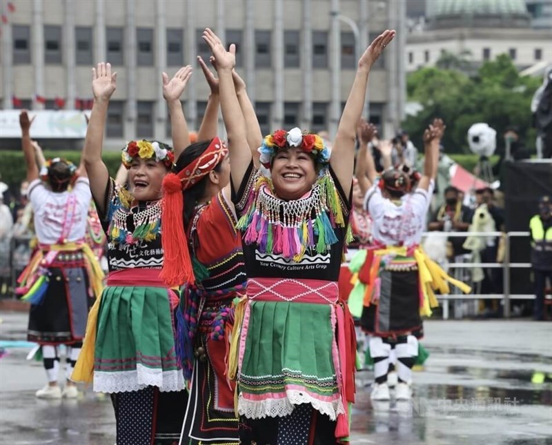 開幕を盛り上げた「八歌浪」（Pakelang）チームのパフォーマンス。台湾原住民（先住民）アミ族のグループ「第二代馬蘭吟唱隊」とロックバンド「チェアマン」（董事長楽団）によるアルバム「八歌浪」（Pakelang）は今年の第64回グラミー賞で最優秀アルバムパッケージ賞に輝いた。