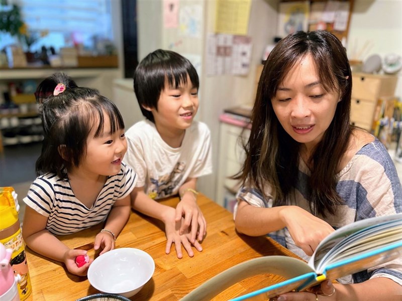 台湾語で子供たちに絵本を読み聞かせる諶淑婷さん（右、本人提供）