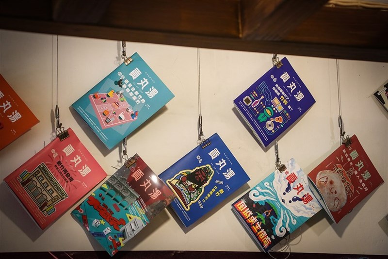 これまでに発行してきた「貢丸湯」各号(撮影:王騰毅)