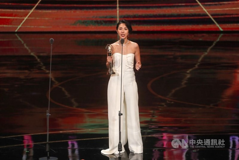 同性愛を題材にした同作で、かつて曖昧な関係にあった高校の後輩との再会を通して新しい自分を見つける主婦を演じたザイザイ・リン。壇上で「この賞を世界中の全てのクィアにささげたい。皆さんがレッテルを取り払い、自由で楽しく自分らしくいられることを祝福します」とエールを送った＝台北・国父紀念館、 2022年10月22日中央社記者裴禛撮影