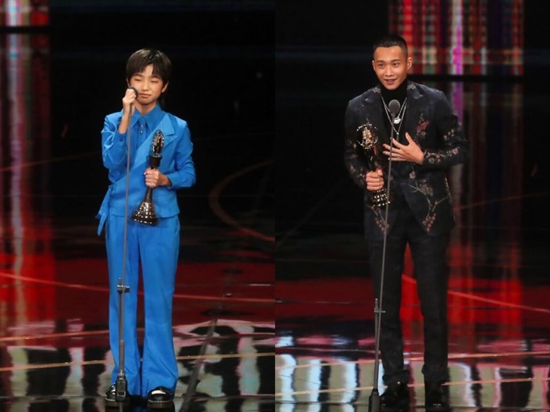 ミニドラマ・テレビ映画助演男優賞は2人がダブル受賞した。バイ・ルンイン（左）のスピーチの後にホアン・グアンジー（右）の名前が続けて呼ばれたため、予想外の展開に会場はどよめいた。バイ・ルンインは弱冠13歳ながら、堂々としたスピーチを披露。最後に「愛があるから僕たちは存在する。愛は消えない」とのメッセージを伝え、会場を愛で包み込んだ＝台北・国父紀念館、 2022年10月22日中央社記者裴禛撮影