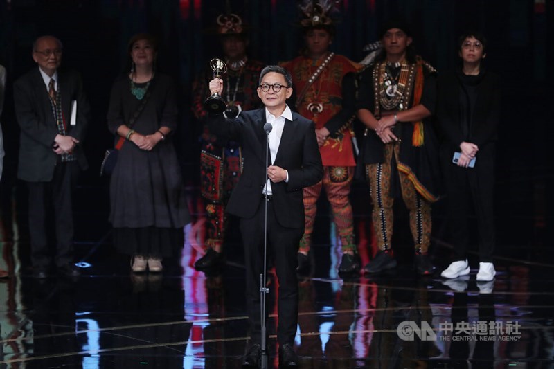 連続ドラマ作品賞の受賞トロフィーを掲げるツァオ・ルイユエン（曹瑞原）監督（台北・国父紀念館、 2022年10月22日中央社記者裴禛撮影）