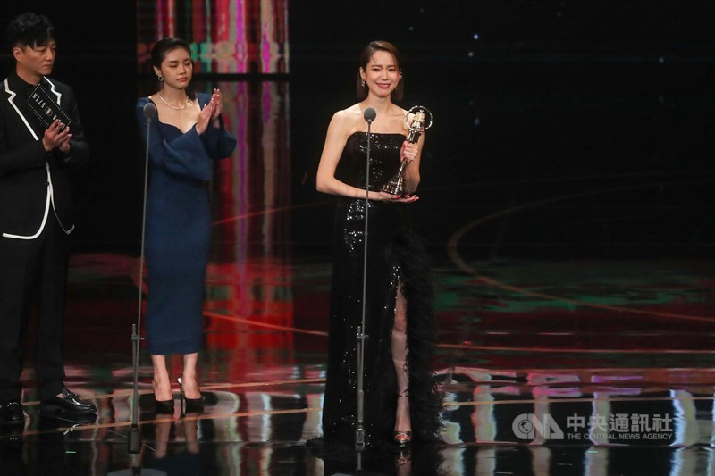 涙を流しながらスピーチしたルゥルゥ・チェン（右）。両親から「こんなに長くやっているのに結果を出していない。転職した方がいいんじゃないか」とかつて言われていたことを晴れやかな笑顔で明かし、応援してくれた家族にも感謝した＝台北・国父紀念館、 2022年10月22日中央社記者裴禛撮影