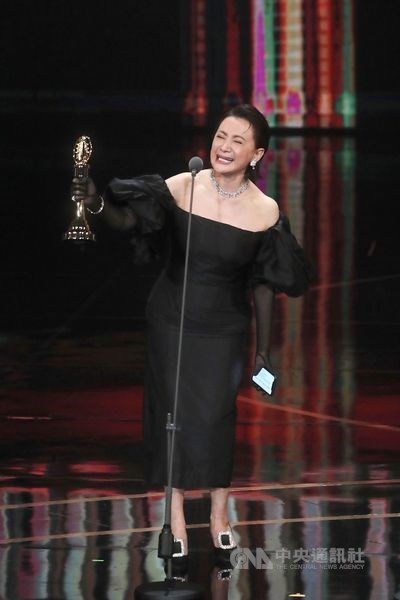 連続ドラマ主演男優賞を受賞し、笑顔を見せるチェン・ヤーラン（陳亜蘭）＝台北・国父紀念館、 2022年10月22日中央社記者裴禛撮影