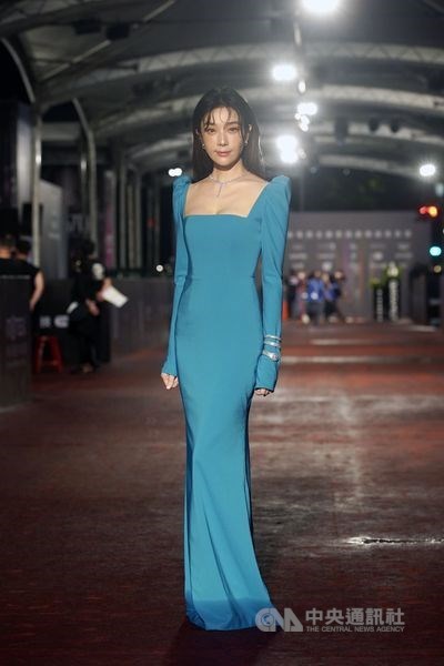 「我是自願譲他殺了我」のジャネル・ツァイ（蔡淑臻）はターコイズブルーのドレスをまとい、その優雅なたたずまいで報道陣を魅了した＝台北・国父紀念館、 2022年10月22日中央社記者裴禛撮影