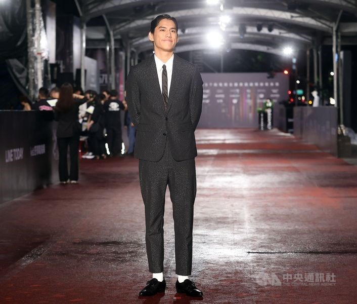 「追撃者 ～逆局～」で連続ドラマ主演男優賞にノミネートされたベラント・チュウ（朱軒洋）は大人っぽさが漂う衣装で登場。一時期引退も取り沙汰されていたが、この日の取材では、最近新作の撮影に臨んでいることを明かした=台北・国父紀念館、2022年10月22日中央社記者張新偉撮影