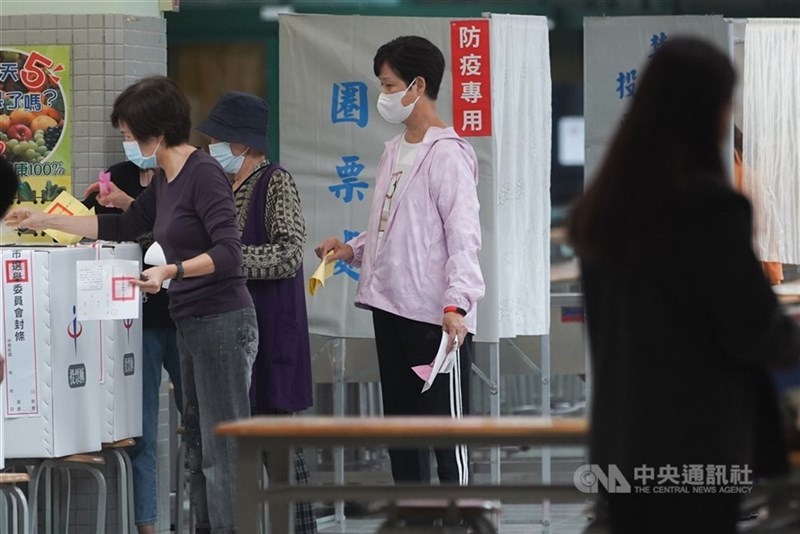 投票所に設けられた防疫専用通路と仕切り。発熱している有権者は専用ブースで投票を行った＝2022年11月26日、中央社記者裴禛撮影