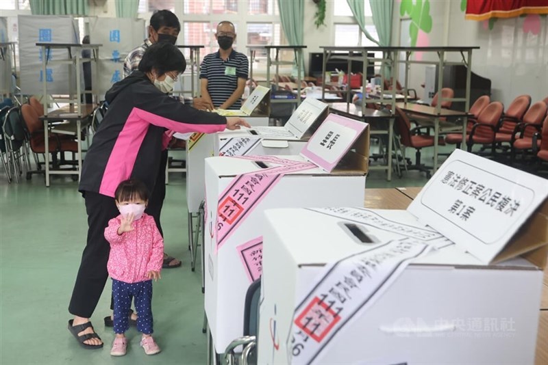 26日朝、新竹は雨に見舞われたが、多くの有権者が投票所を訪れた＝2022年11月26日、中央社記者王騰毅撮影