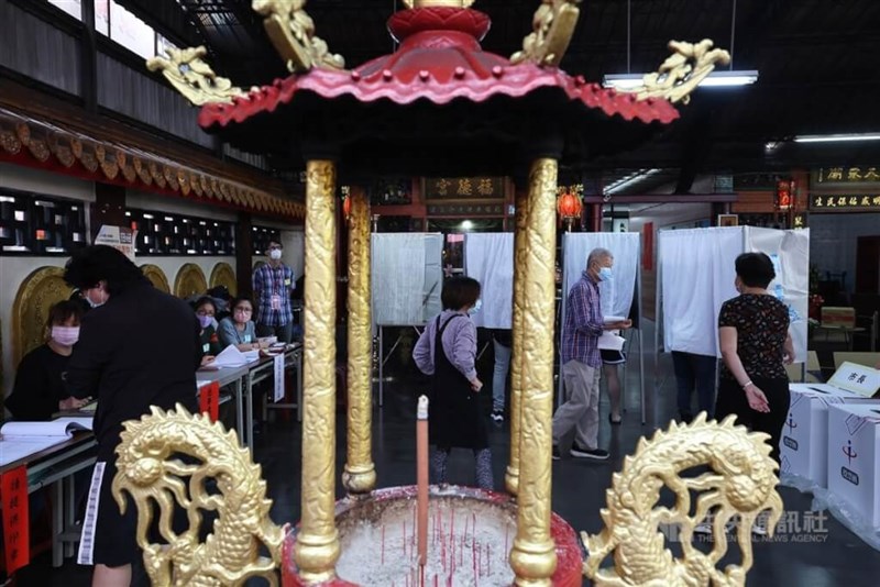 新北市板橋区の大衆廟に設置された投票所＝2022年11月26日、中央社記者趙世勳撮影