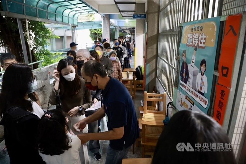 新北市永和区秀朗小学校の投票所では多くの有権者が列をなした＝2022年11月26日、中央社記者張皓安撮影