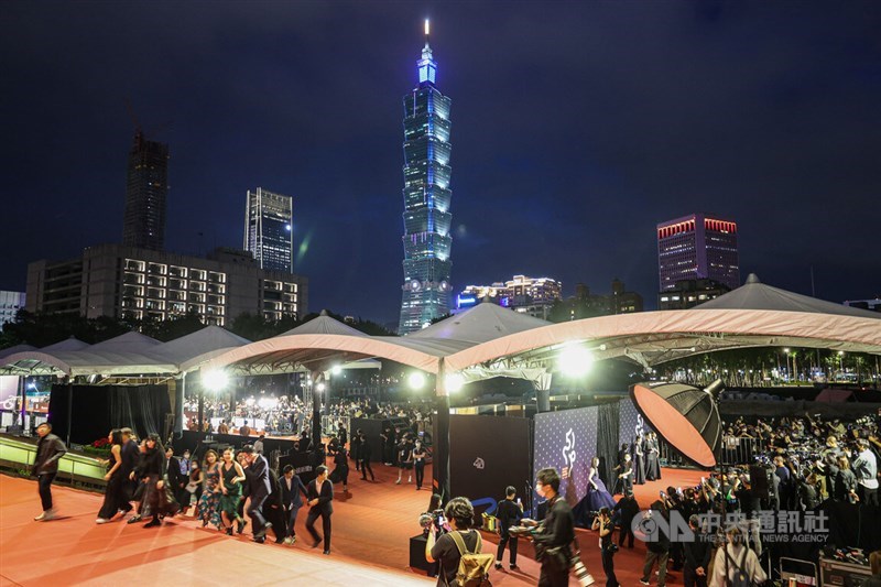 第59回ゴールデン・ホース・アワード（金馬奨）授賞式は19日夜、台北・国父紀念館で開かれた。授賞式の前に行われたレッドカーペットにはスターが続々と登場し、華やかな雰囲気に包まれた＝中央社記者鄭清元撮影