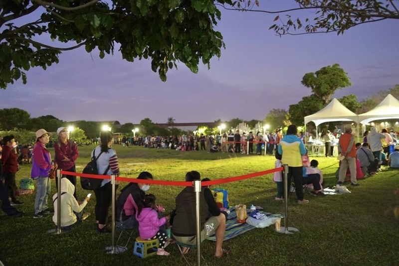 ミニランタンの配布に長蛇の列=屏東県政府提供