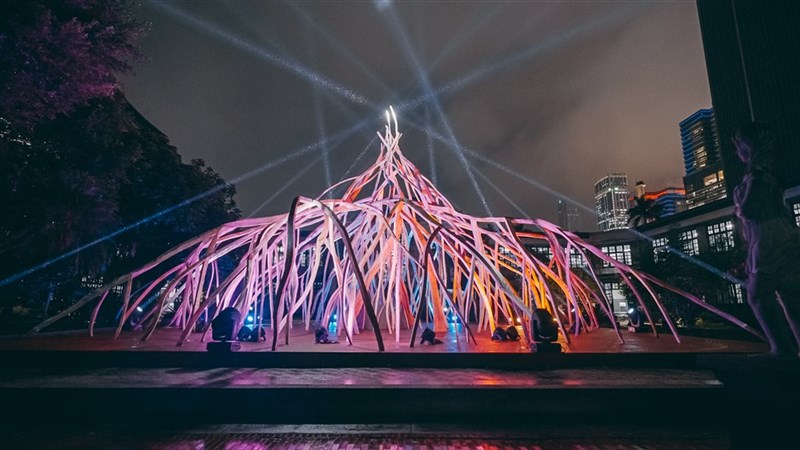 松山文創園区の「源」エリアに設置された幅15メートルの「和祖霊対話的路徑」。源エリアには新住民や客家、台湾原住民（先住民）の作品20点以上が展示されている（台北市政府原住民族事務委員会提供）