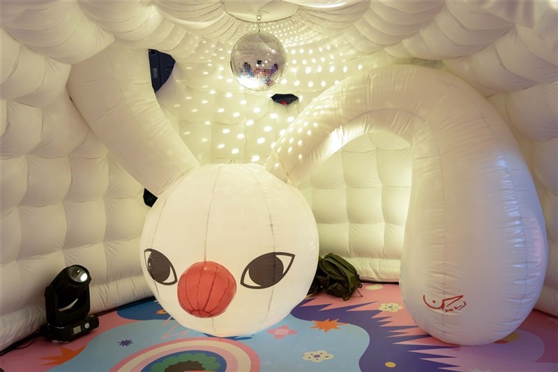 遠東SOGO百貨忠孝館前に設置されたバルーン作品「Hi Hide」（台北市政府提供）