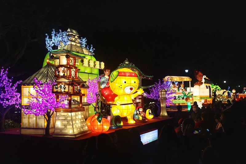 国際友情エリアには北海道札幌市や名古屋市、青森県、茨城県、島根県、高知県、香川県、佐賀県、近鉄グループ、東武鉄道、愛媛県松山市、青森県弘前市、宮城県、北海道函館市、茨城県笠間市、福島県、秋田県、富山県高岡市、岐阜県郡上市といった多数の日本の自治体から作品が展示され、来場者の注目を集めた。写真手前は愛媛県松山市の作品＝台北・国父記念館で2023年2月4日、中央社記者王飛華撮影