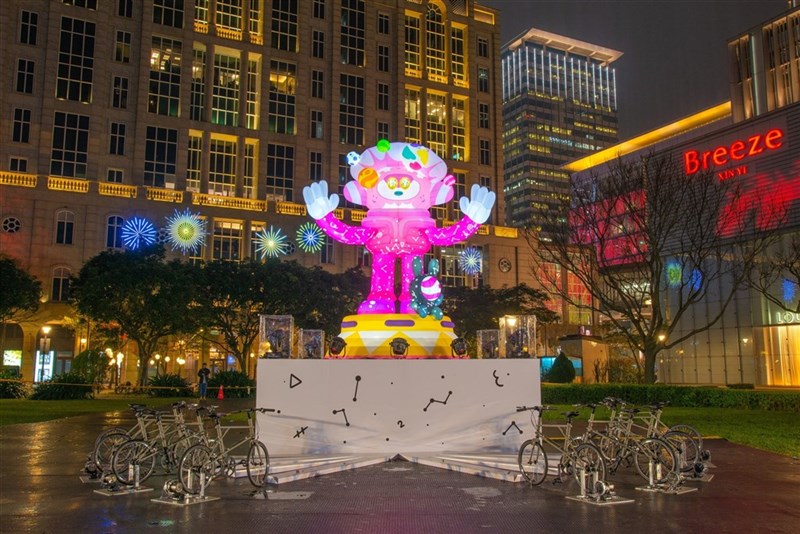 市政府エリアの忠信広場に設置された高さ6メートルの「光能使者」。双方向型の作品となっており、周りに置かれた8台の自転車をこぐと、光が変わる仕掛けが設けられている（台北市政府提供）